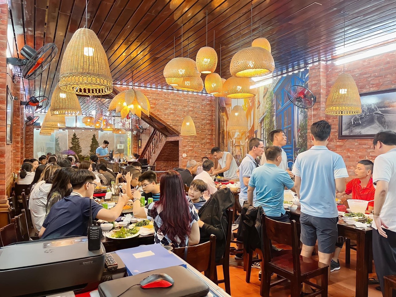 Không gian nhà hàng Cá Tầm Vua Sa Pa