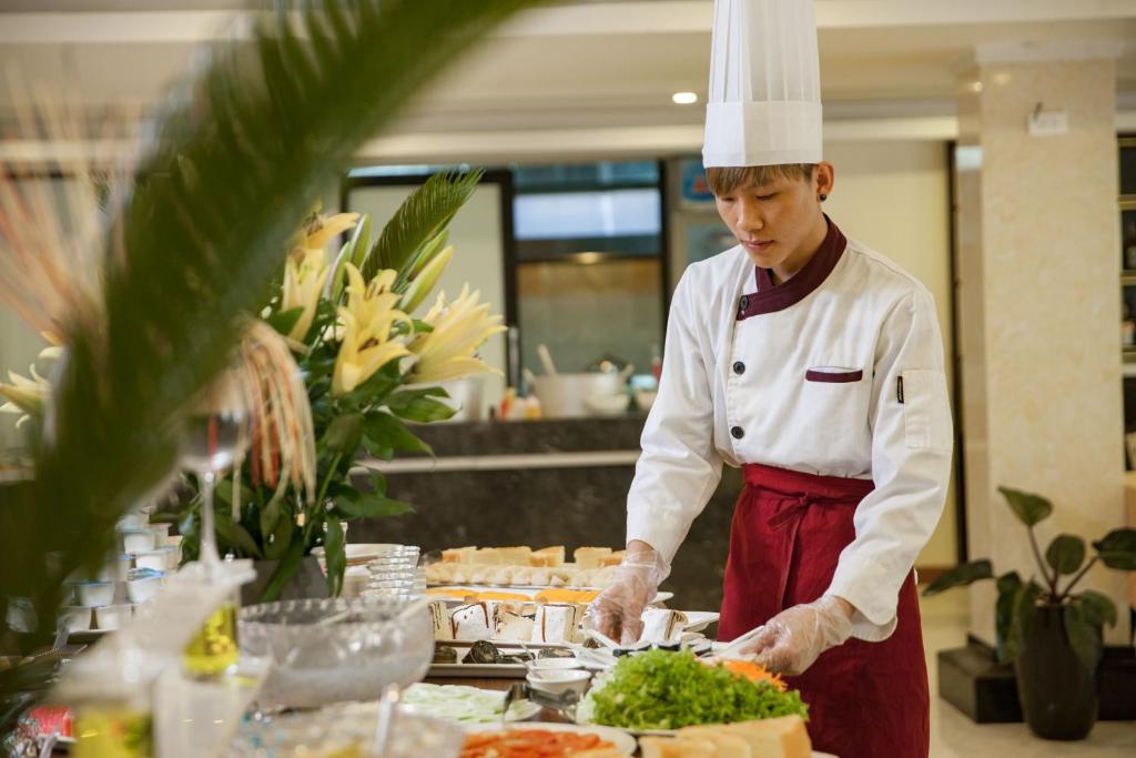 Quầy lễ tân hoạt động 24/24 với đội ngũ nhân viên thành thạo tiếng Anh và tiếng Pháp
