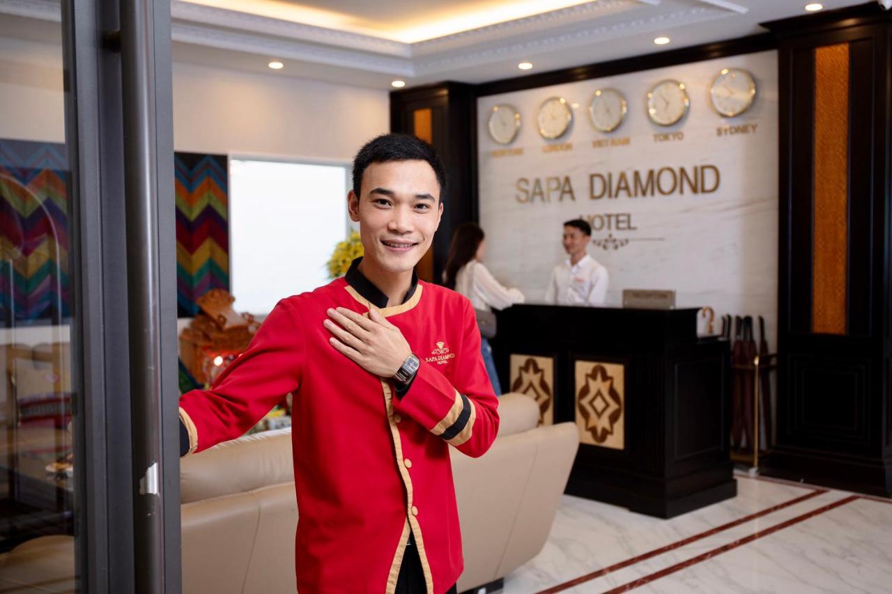 Đội ngũ nhân viên với nụ cười niềm nở chào đón bạn đến với khách sạn Sapa Diamond Hotel