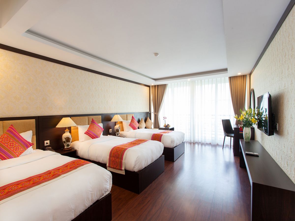 Phòng Deluxe được thiết kế tiện nghi và trang nhã với những họa tiết đặc trưng của Sapa với hướng ra một góc thành phố, giúp bạn ngắm nhìn nếp sống sinh hoạt bình dị thường ngày của khu phố Mường Hoa tấp nập