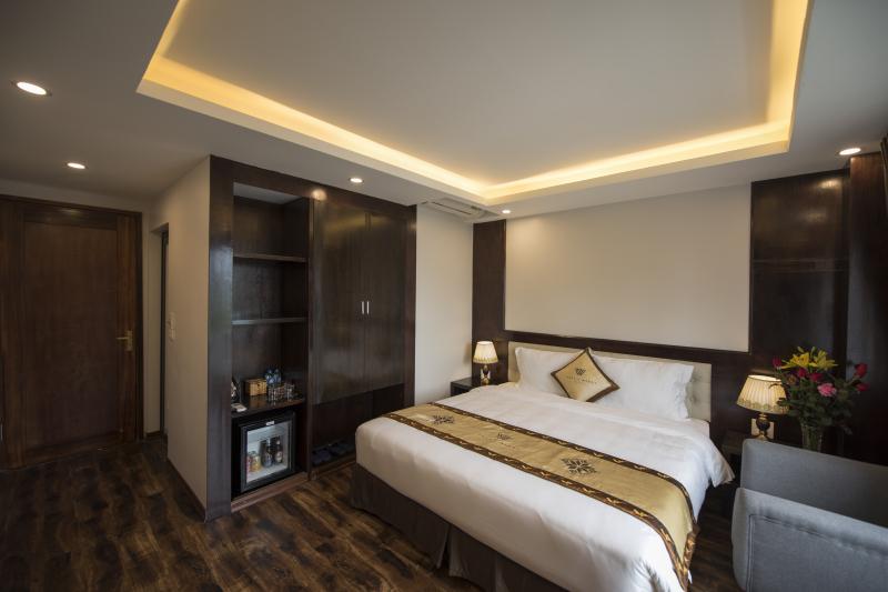 Giá phòng tại Sapa Wings Hotel chỉ từ 500.000 VNĐ, với giường đôi rộng rãi, ban công hướng núi thơ mộng.