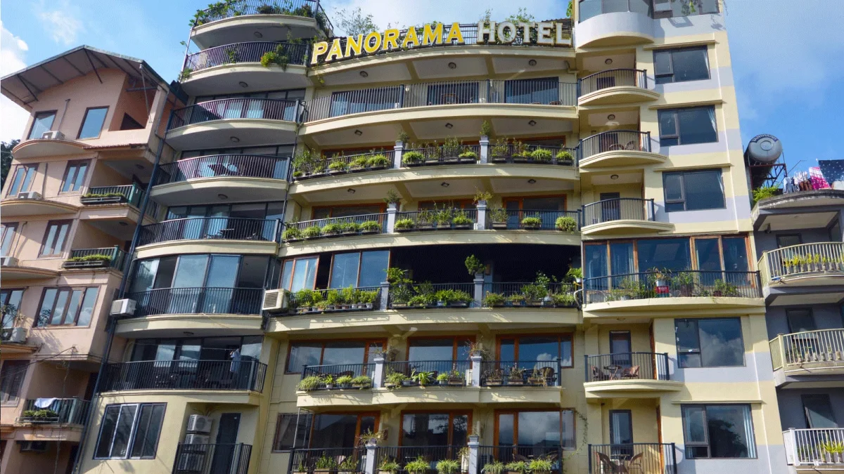 Toàn cảnh mặt trước khách sạn Sapa Panorama giữa trung tâm thị trấn
