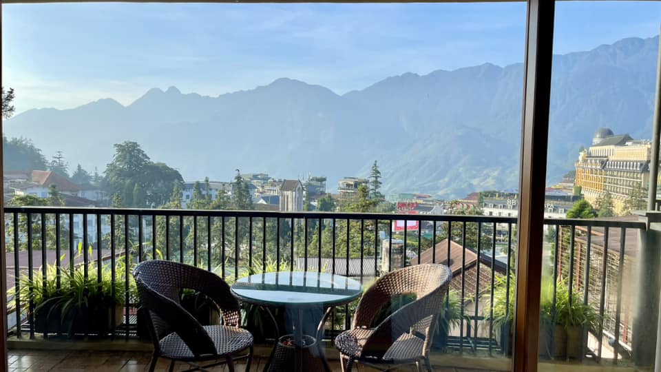 View núi rừng Sapa nhìn từ ban công khách sạn Panorama
