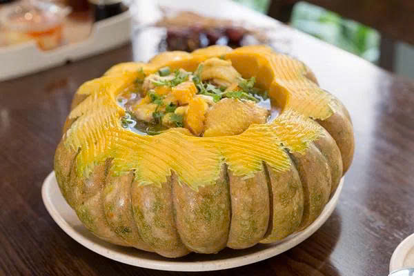 Gà hấp bí đỏ là món ăn bổ dưỡng và đẹp mắt