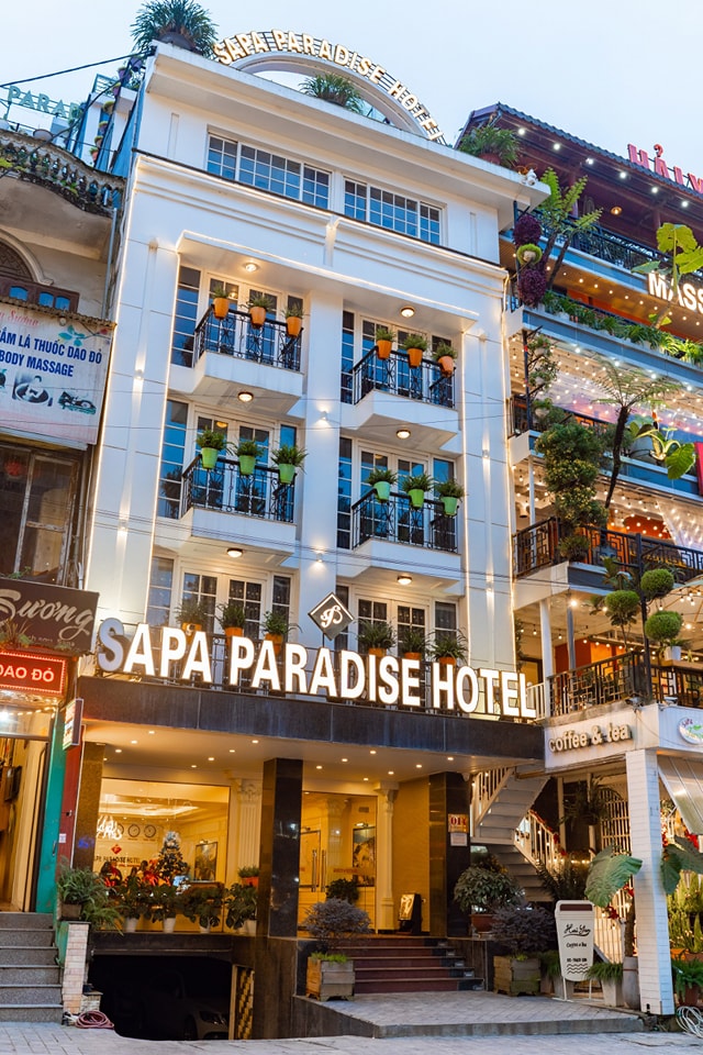 Mặt tiền sang trọng của Sapa Paradise Hotel nổi bật giữa trung tâm thị trấn Sa Pa