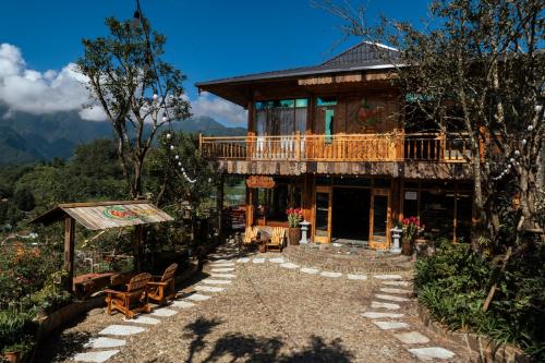 Không gian sân vườn xanh mát tại The Mong Garden Homestay Sa Pa
