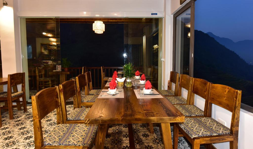 Nhà hàng Maison de Lao Chai lung linh trong ánh đèn đêm