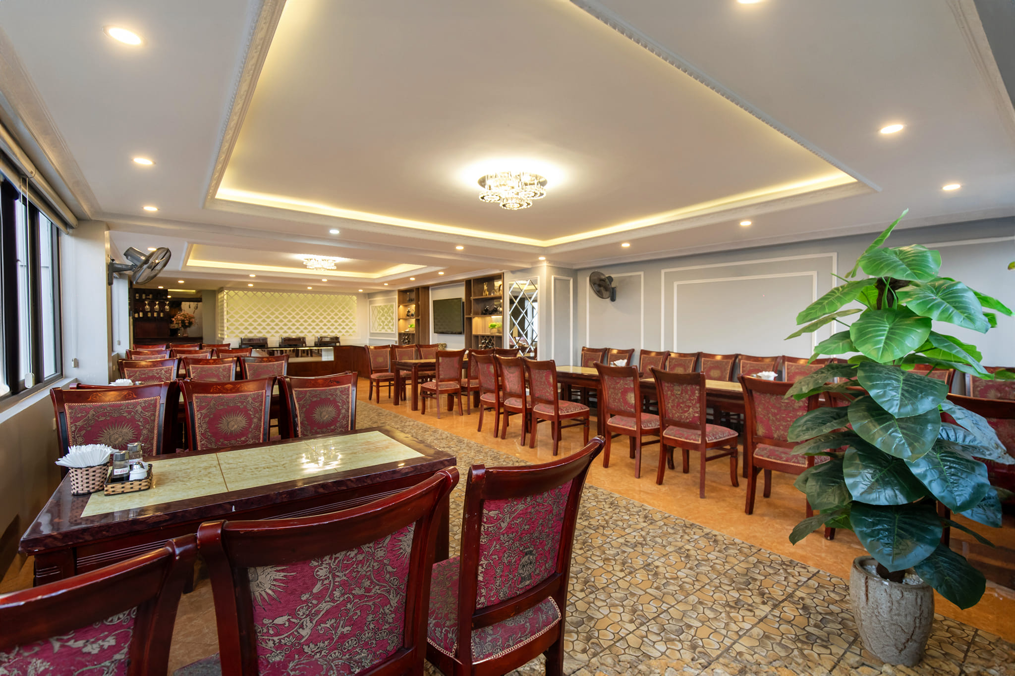 Không gian nhà hàng ấm cúng trong Sapa Paradise Hotel