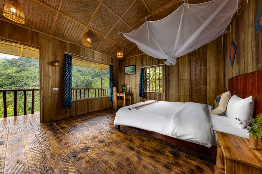 Không gian phòng ngủ ấm cúng với tầm nhìn đẹp