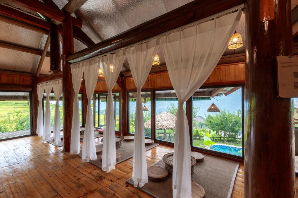 Phòng ngủ Mộc Home Sapa ấm áp với thiết kế gỗ truyền thống