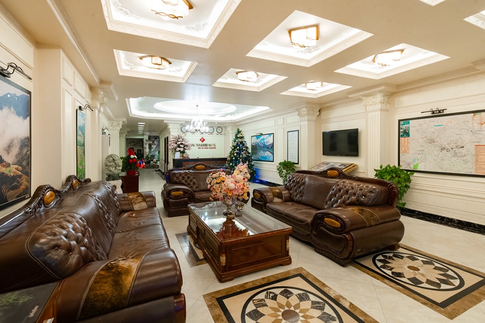 Khu vực sảnh tiếp khách rộng rãi, hiện đại tại Sapa Paradise Hotel – nơi đón tiếp du khách với sự thân thiện và ấm cúng