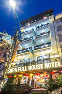Không gian ấm cúng dưới ánh đèn vàng tại Sapa Full House Hotel nhìn từ bên ngoài
