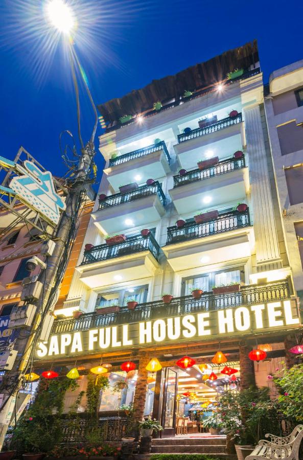 Không gian ấm cúng dưới ánh đèn vàng tại Sapa Full House Hotel nhìn từ bên ngoài