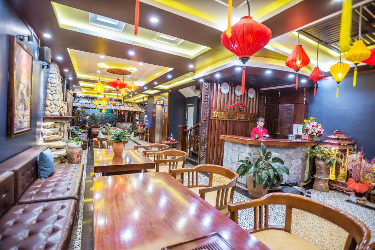 Khu vực sảnh tiếp khách được thiết kế trang nhã, đơn giản với những bộ bàn ghế gỗ tạo cảm giác sang trọng 