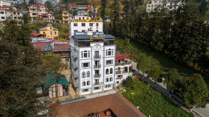 Mặt tiền Sapa Melody Hotel nổi bật giữa trung tâm thị trấn Sa Pa