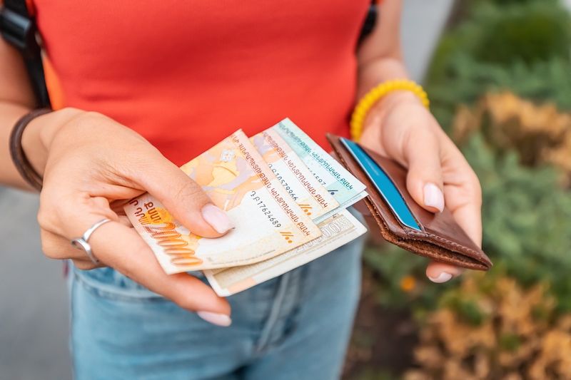 Chắc chắn một chuyến du lịch sẽ không thể diễn ra thuận lợi nếu bạn bỏ lại ví tiền và thẻ ATM ở nhà.
