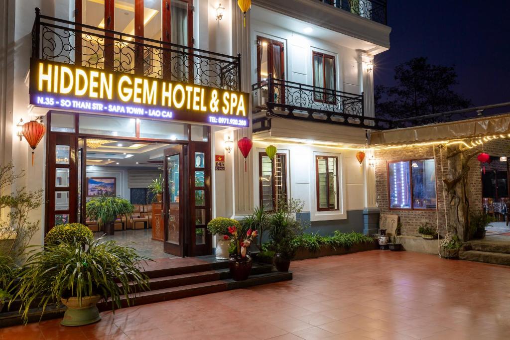 Khách sạn có vị trí thuận lợi .
