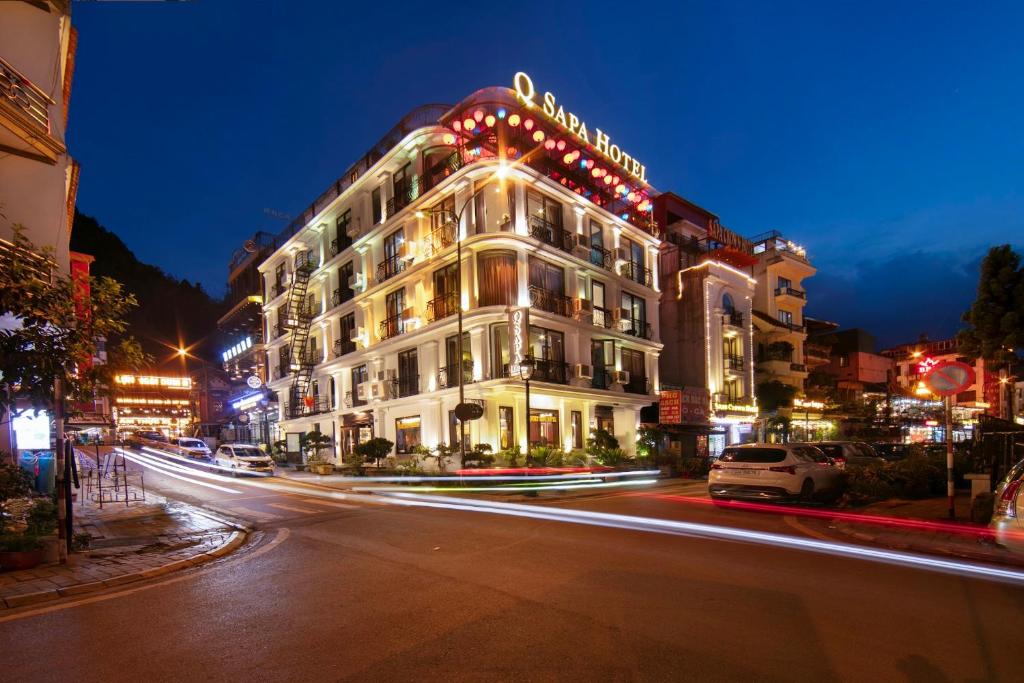 Quiet Sapa Hotel nằm ngay gần hồ Sa Pa.