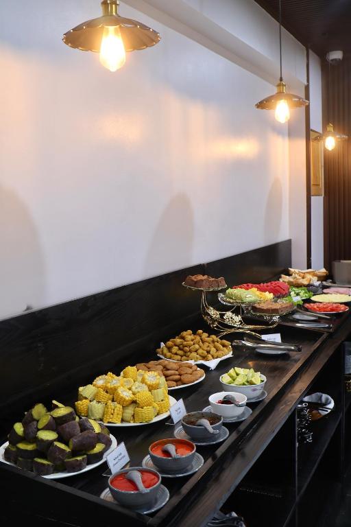 Du khách có thể bắt đầu ngày mới với bữa sáng buffet hoặc thực đơn kiểu Á, phong phú và tươi ngon.