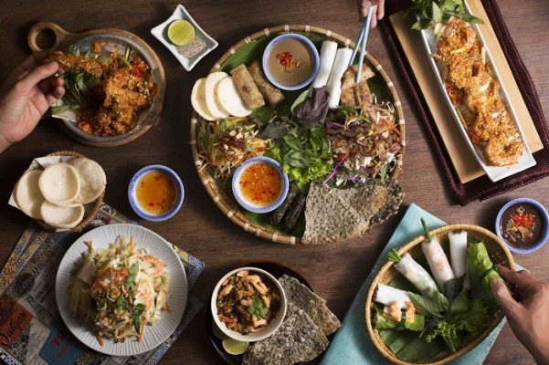 Không thử món ăn địa phương