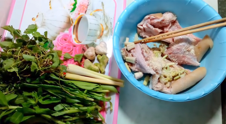 Ướp thịt dê.