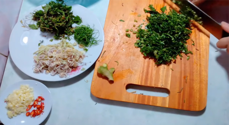 Sơ chế thịt dê.