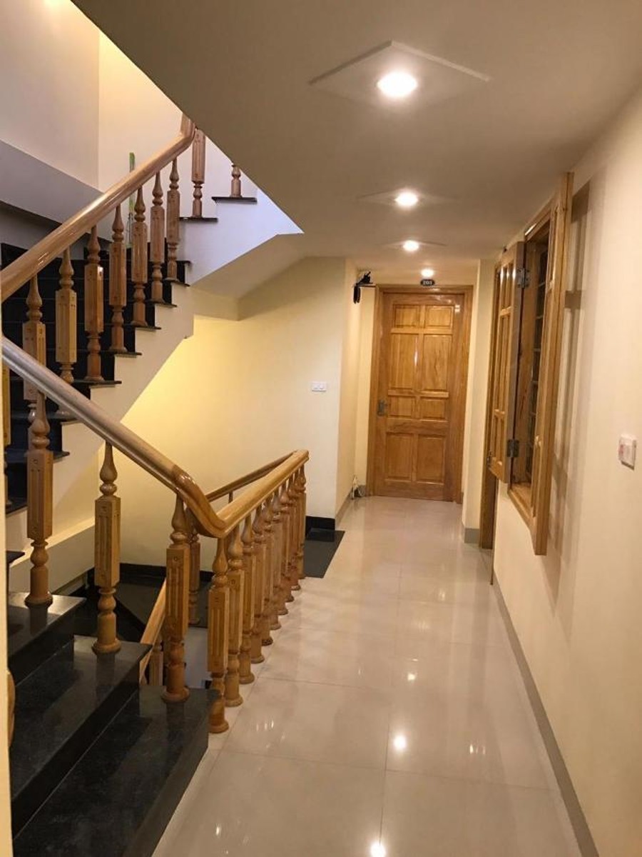 Những dãy hành lang vào phòng được thắp sáng bằng đèn điện hiện đại