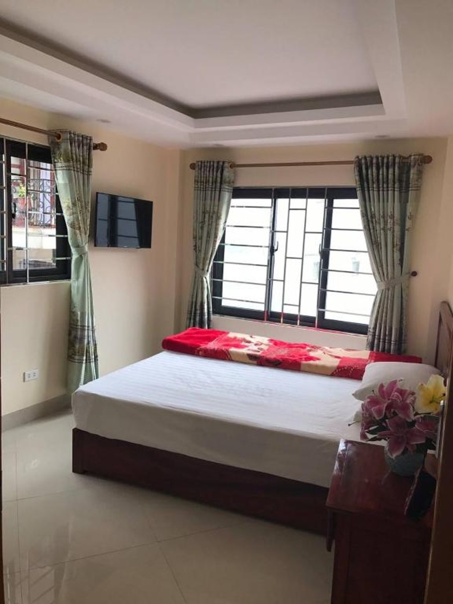 Phòng giường đôi với cửa sổ lớn giúp bạn có thể quan sát cảnh vật xung quanh 
