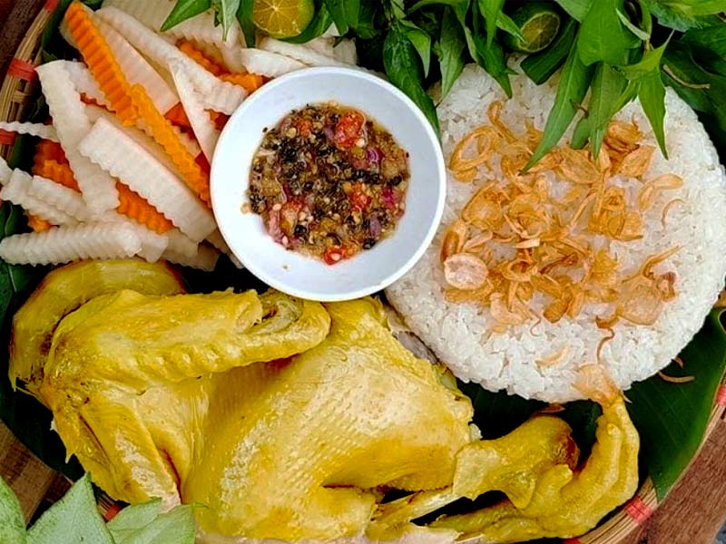 Gà ủ muối ăn kèm với xôi và rau củ luộc