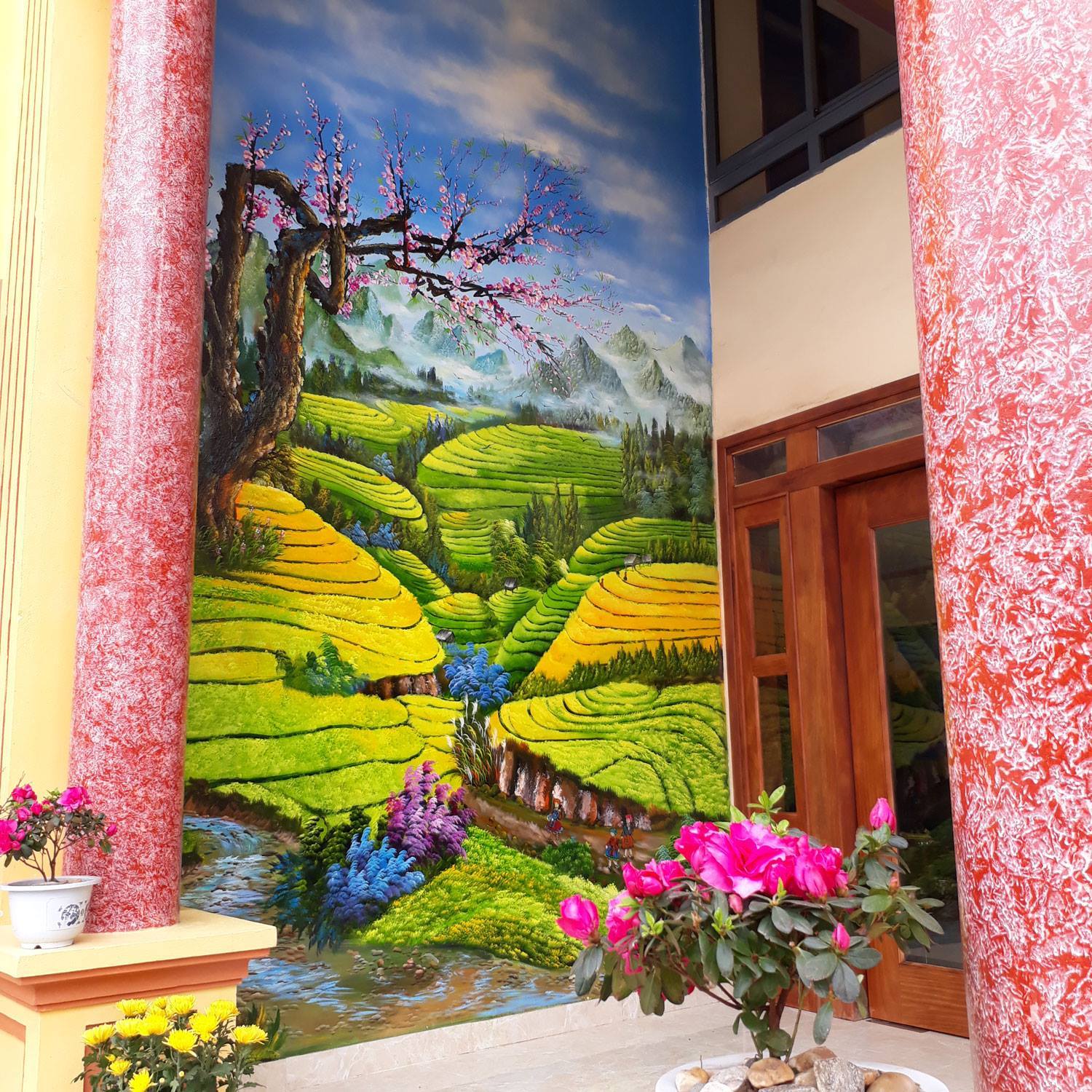 Nhiều bức tường được trang trí đặc sắc tạo nên nét riêng biệt của Sapa Paramount Hotel