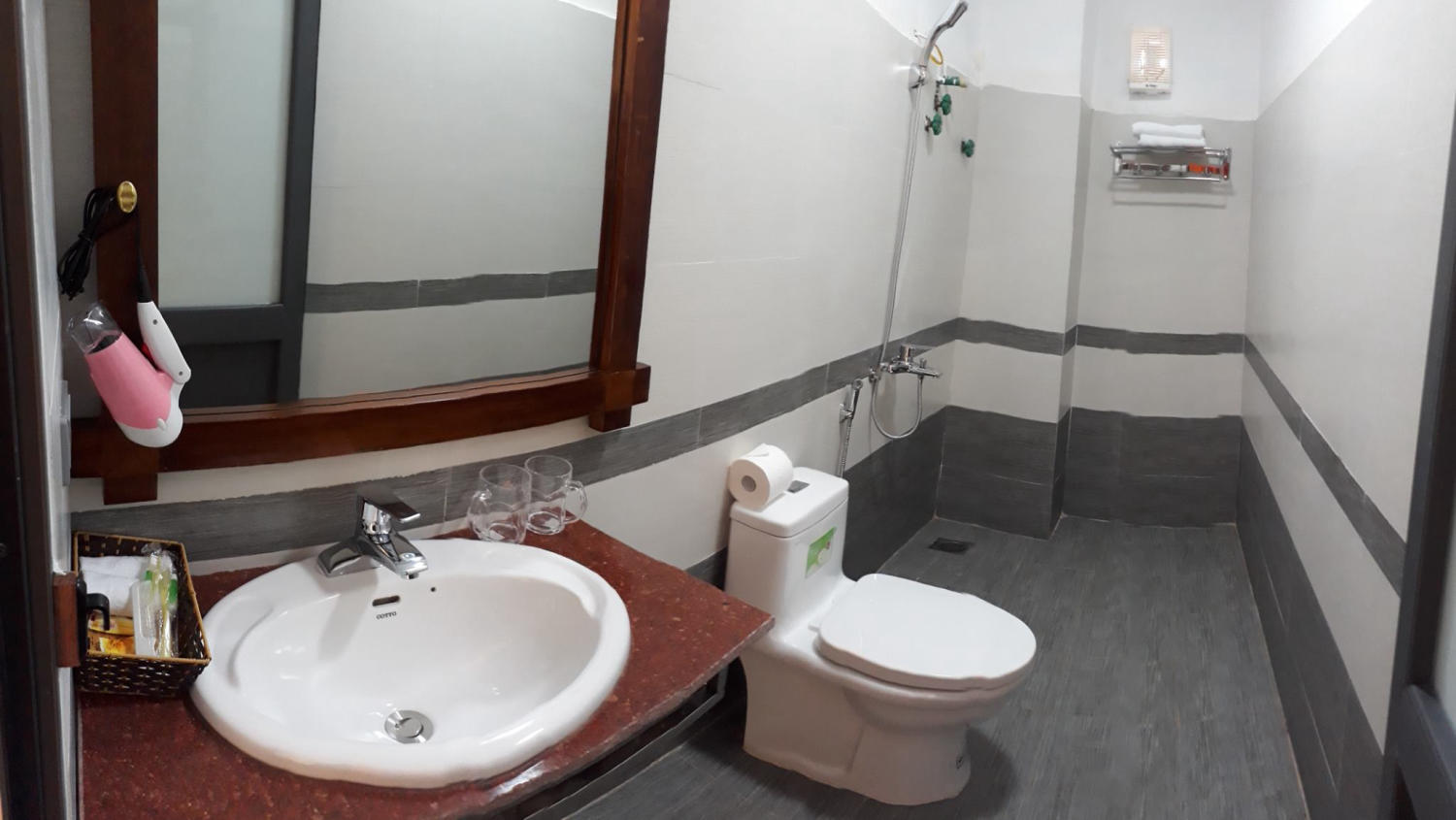 Phòng tắm được dọn dẹp mỗi ngày, sạch sẽ và sắp xếp đầy đủ đồ dùng vệ sinh cá nhân cần thiết