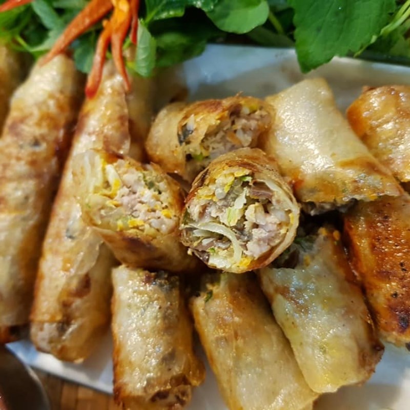 Nem rán đạt chuẩn có lớp vỏ ngoài vàng óng, giòn rụm, nhân bên trong mềm ẩm và đậm đà.