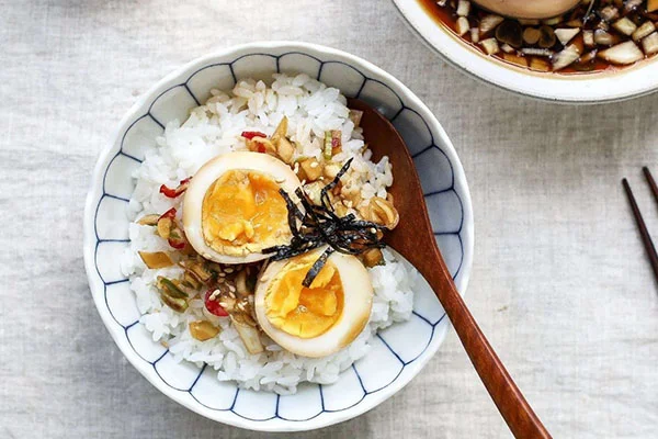 Trứng ngâm nước tương với vị ngọt, mặn hòa quyện, ăn kèm cơm rất hấp dẫn